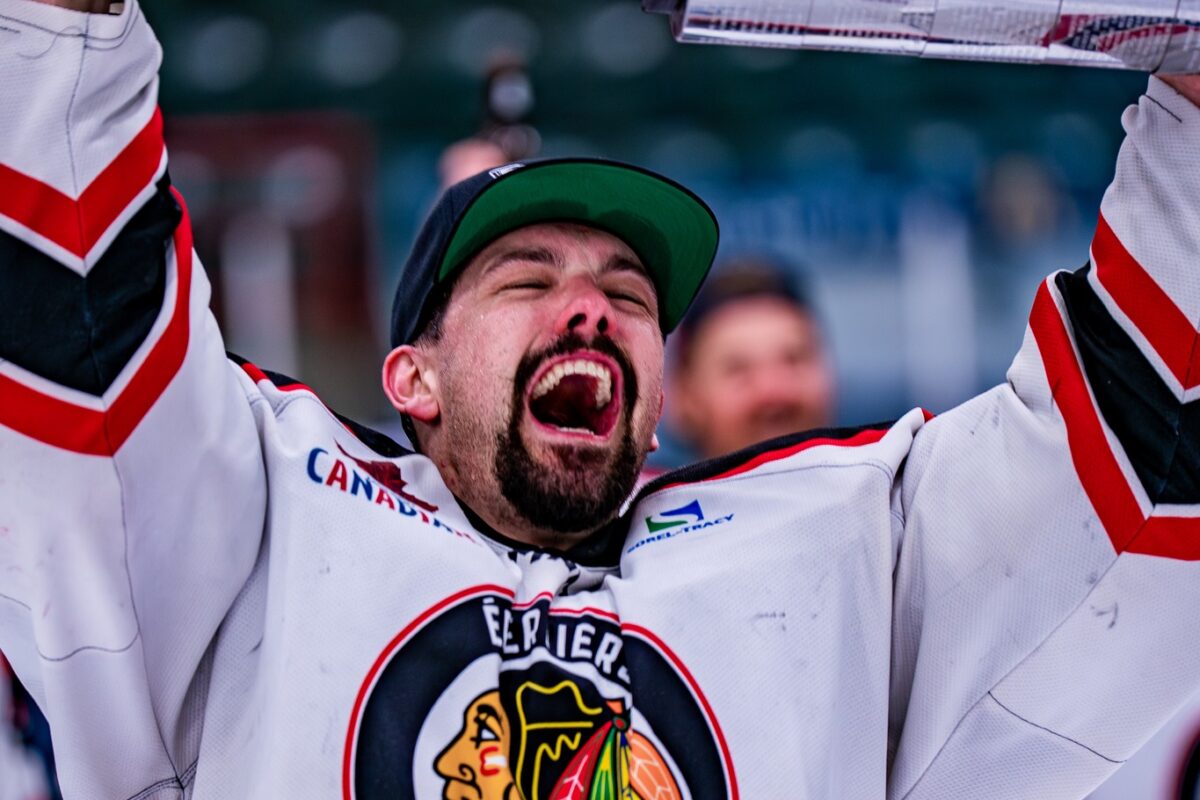 Philippe Desrosiers soulevant la coupe Gilles-Rousseau après la victoire des Éperviers de Sorel-Tracy en 6e période de prolongation dans le sixième match de la finale de la LNAH. Photo Maxime Amyot