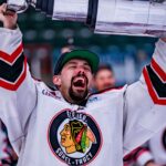 Philippe Desrosiers soulevant la coupe Gilles-Rousseau après la victoire des Éperviers de Sorel-Tracy en 6e période de prolongation dans le sixième match de la finale de la LNAH. Photo Maxime Amyot
