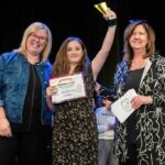Le premier prix a été remis à Alyson Binette-Lachaine, une élève d’Acton Vale. Photo Patrick Roger