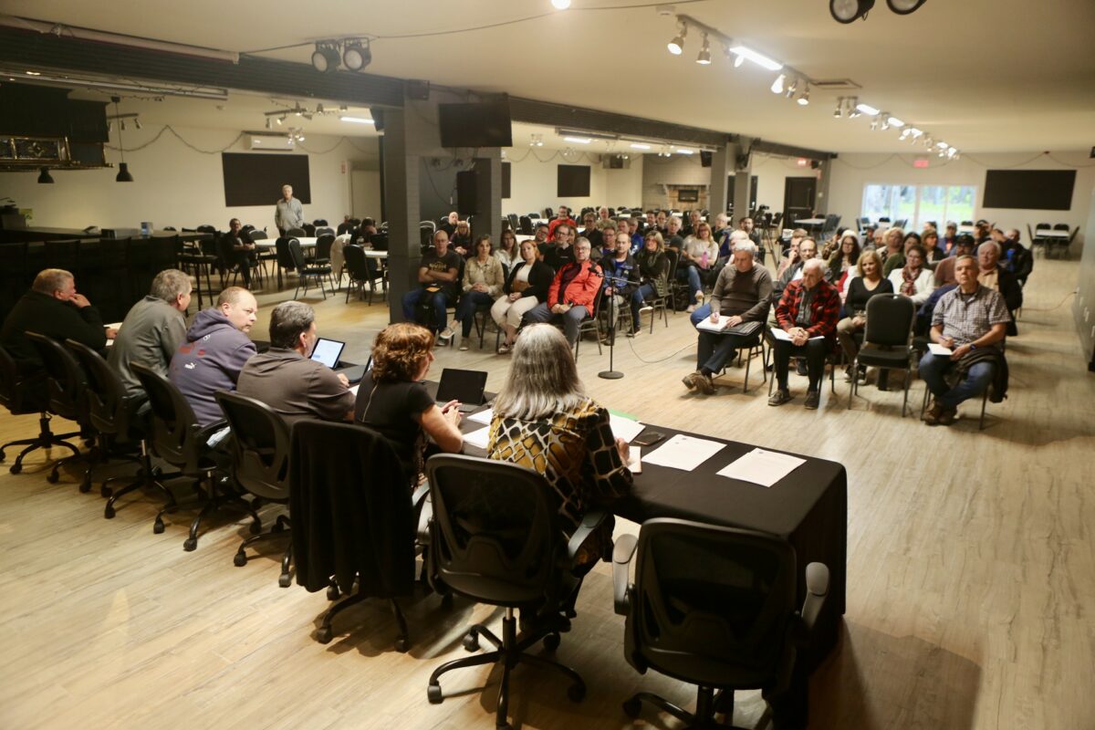 Une cinquantaine de citoyens ont participé à la réunion d’information à Sainte-Marie-Madeleine sur l’avenir des propriétés qui seront débranchées du réseau d’égout de Saint-Hyacinthe. Photo Robert Gosselin | Le Courrier ©