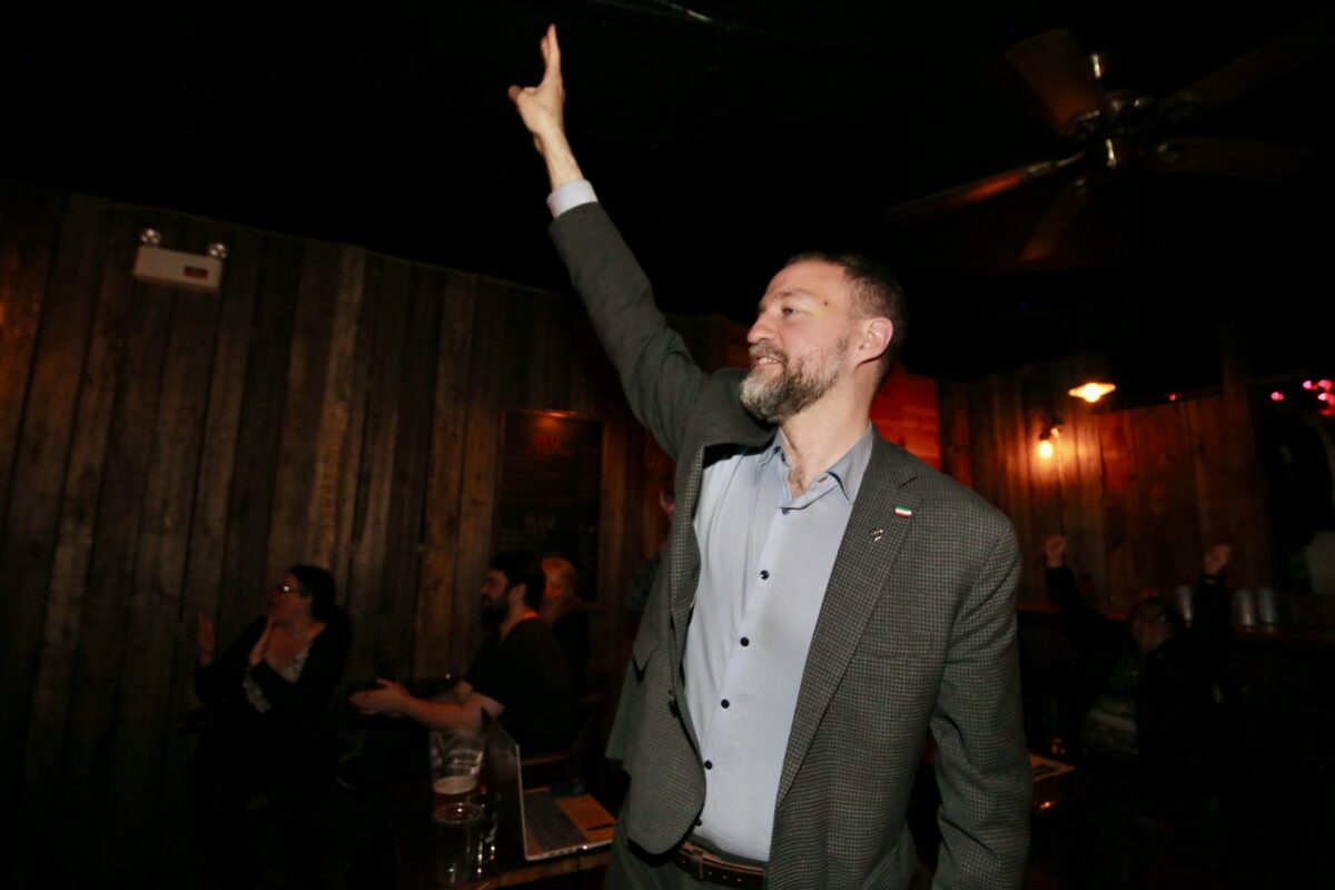 Le bloquiste Simon-Pierre Savard-Tremblay a facilement remporté l’élection dans Saint-Hyacinthe–Bagot–Acton en récoltant 43,9 % des suffrages. Photo Robert Gosselin | Le Courrier ©