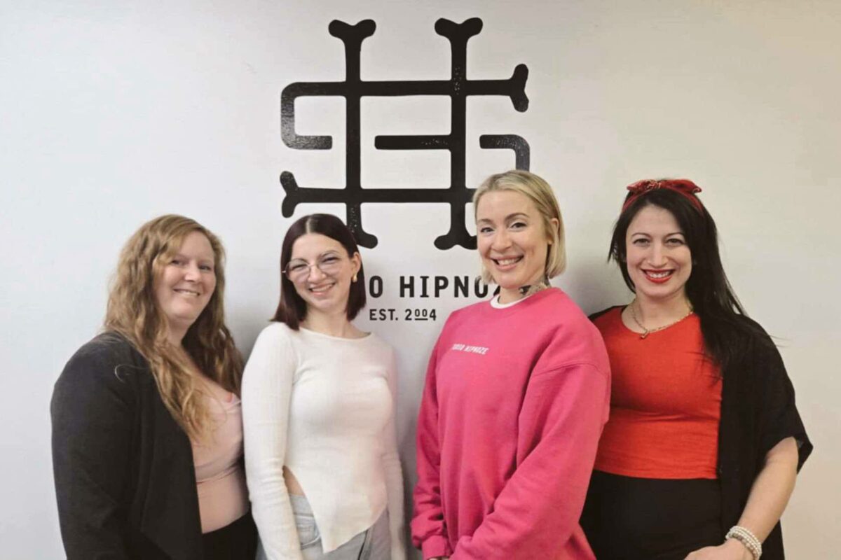 Le Studio Hipnoze a un nouveau trio de copropriétaires. La fondatrice de l’école de danse, Olenny Pelletier (au centre droit), passe le flambeau à Kelly Lussier, Laurence Jolin et Marie-Denise Bettez après 20 ans à la tête de l’entreprise. Photo gracieuseté