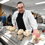 À la station Salle d’anatomie, on a pu voir à l’œuvre Samy Chami-Tondreau, étudiant au doctorat en médecine vétérinaire. Photo François Larivière | Le Courrier ©