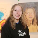 Emy-Jade Forcier propose un diptyque témoignant de son parcours artistique, des gribouillages de l’enfance à aujourd’hui.