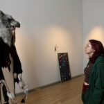 Dans une installation percutante appelée « Dans la gueule de l’Alpha », Lou Vincent s’inspire du conte Le Petit Chaperon rouge pour partager un discours féministe.