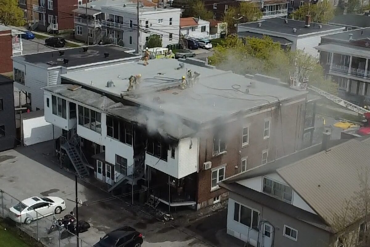 Un incendie a pris naissance dans un immeuble à logements de la rue Morison à Saint-Hyacinthe, le 4 mai, laissant 15 locataires à la rue. Photo Adam Bolestridge | Le Courrier ©