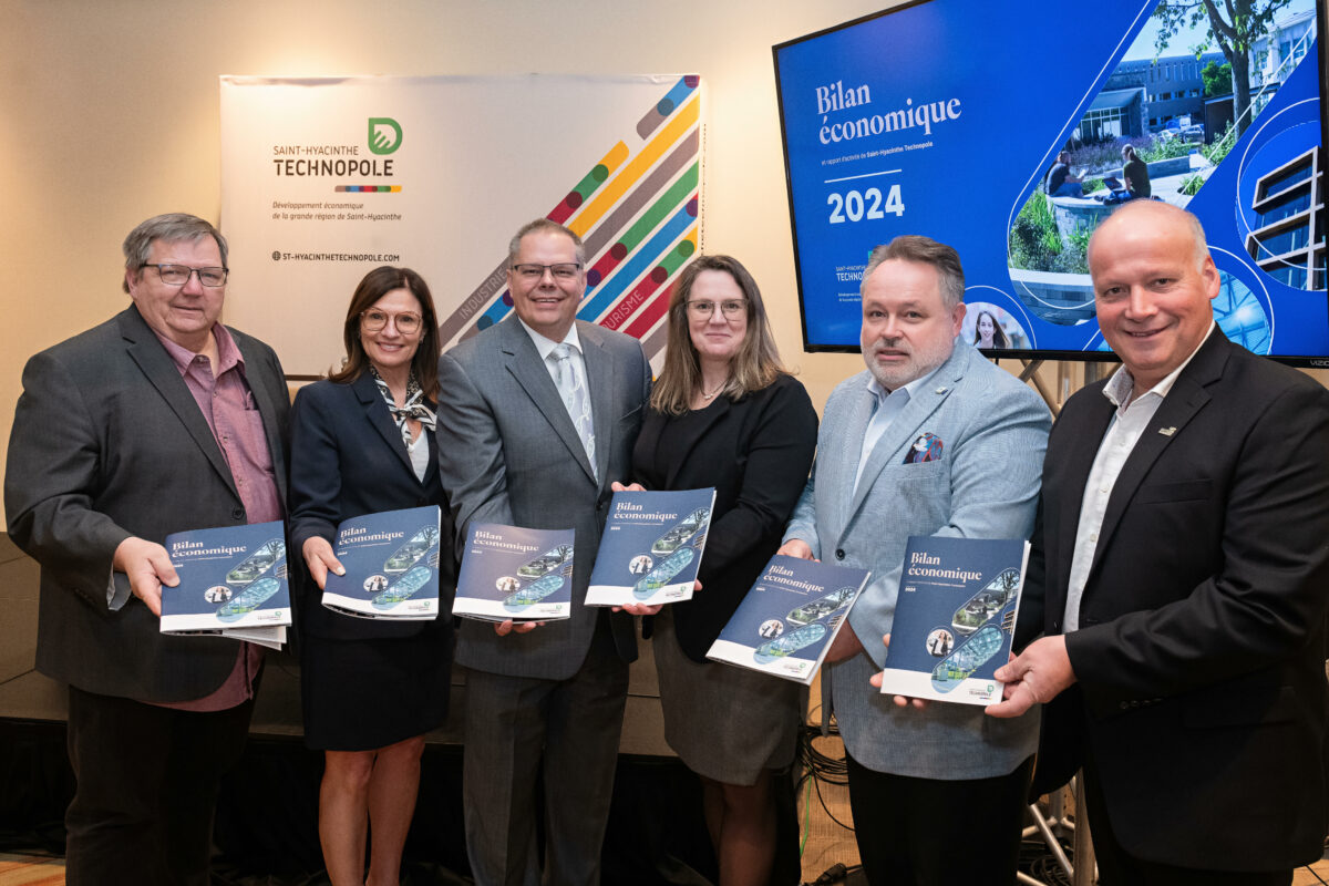 De gauche à droite, Alain Jobin, maire de Saint-Barnabé-Sud, Louise Arpin, mairesse de La Présentation, Patrick Malo, président de Saint-Hyacinthe Technopole, Karine Guilbault, directrice générale de Saint-Hyacinthe Technopole, André Beauregard, maire de Saint-Hyacinthe, Simon Giard, maire de Saint-Simon et préfet de la MRC des Maskoutains. Photo Patrick Roger