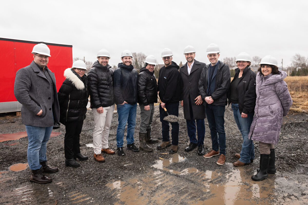 Jonathan Sarrazin, de la Banque de développement du Canada (BDC); Christine Tardif, directrice régionale Montérégie chez Investissement Québec; Martin Decelle, d’Investissement Québec; Jean-François Paiement, de Construction Loiselle; Simon Valcourt, conseiller municipal de Saint-Hugues; Alexandre St-Martin, propriétaire de Soudure A. St-Martin; François Gauthier et Tommy Jodoin, de Saint-Hyacinthe Technopole; Audrey Lussier, conseillère municipale de Saint-Hugues; et Martine Beaulieu, de Saint-Hyacinthe Technopole.Photo Patrick Roger
