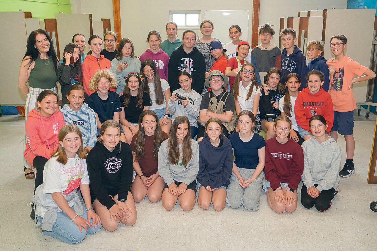 Des élèves de 6e année en anglais intensif à l’école Assomption à Saint-Hyacinthe présenteront la pièce de théâtre Orphelins à temps partiel, le 12 juin, à 18 h, à l’auditorium de l’école secondaire Casavant. Photo François Larivière | Le Courrier ©�