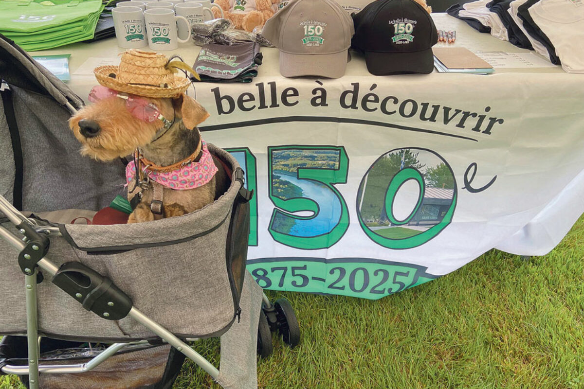 Le Comité du 150e de Saint-Louis a récemment mis en vente une série d’articles promotionnels
pour les 150 ans de la Municipalité. Photo gracieuseté