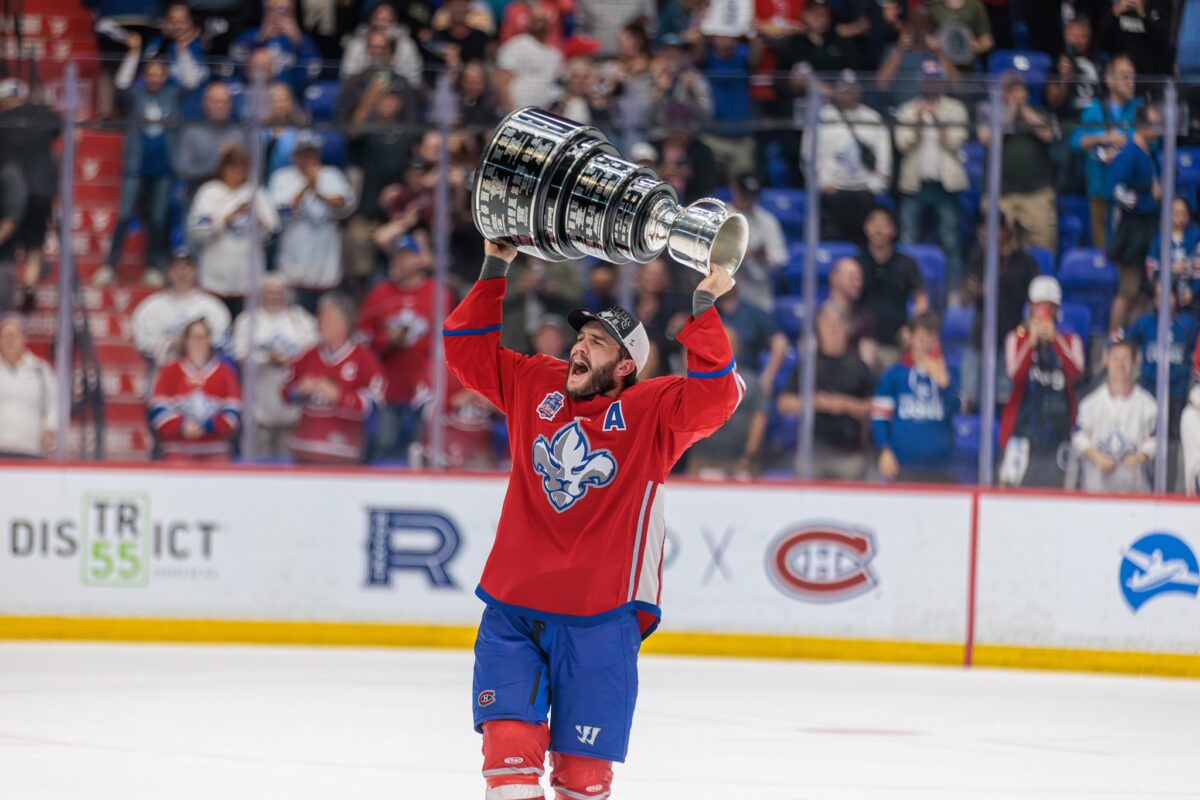 Anthony Beauregard a pu soulever la Coupe Kelly avec les Lions de Trois-Rivières samedi. Photo Lions de Trois-Rivières