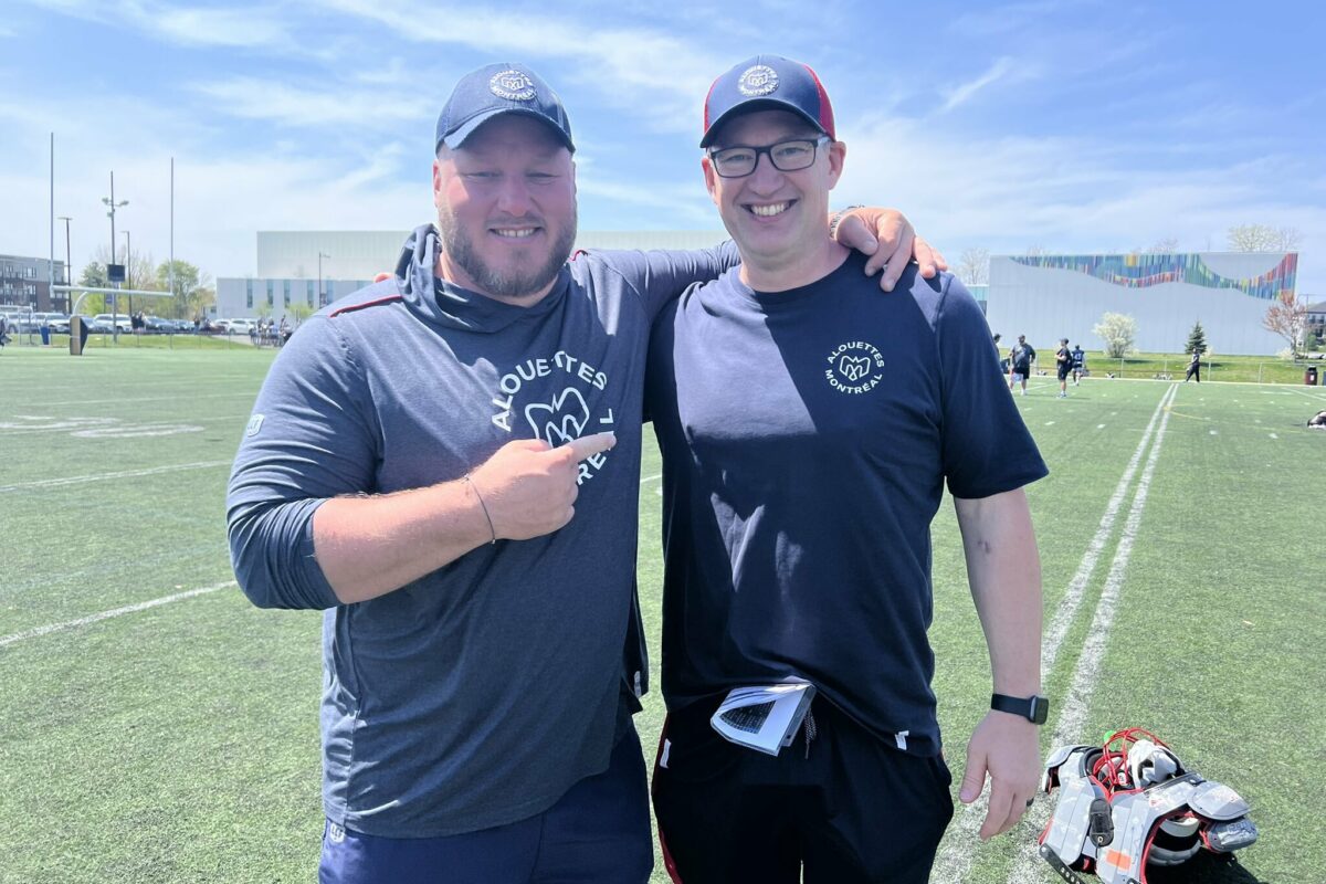 Lors du récent camp d’entraînement, Luc Brodeur-Jourdain a pris la pose avec la légende des Alouettes, Scott Flory, entraîneur-invité pour l’occasion. Photo Facebook