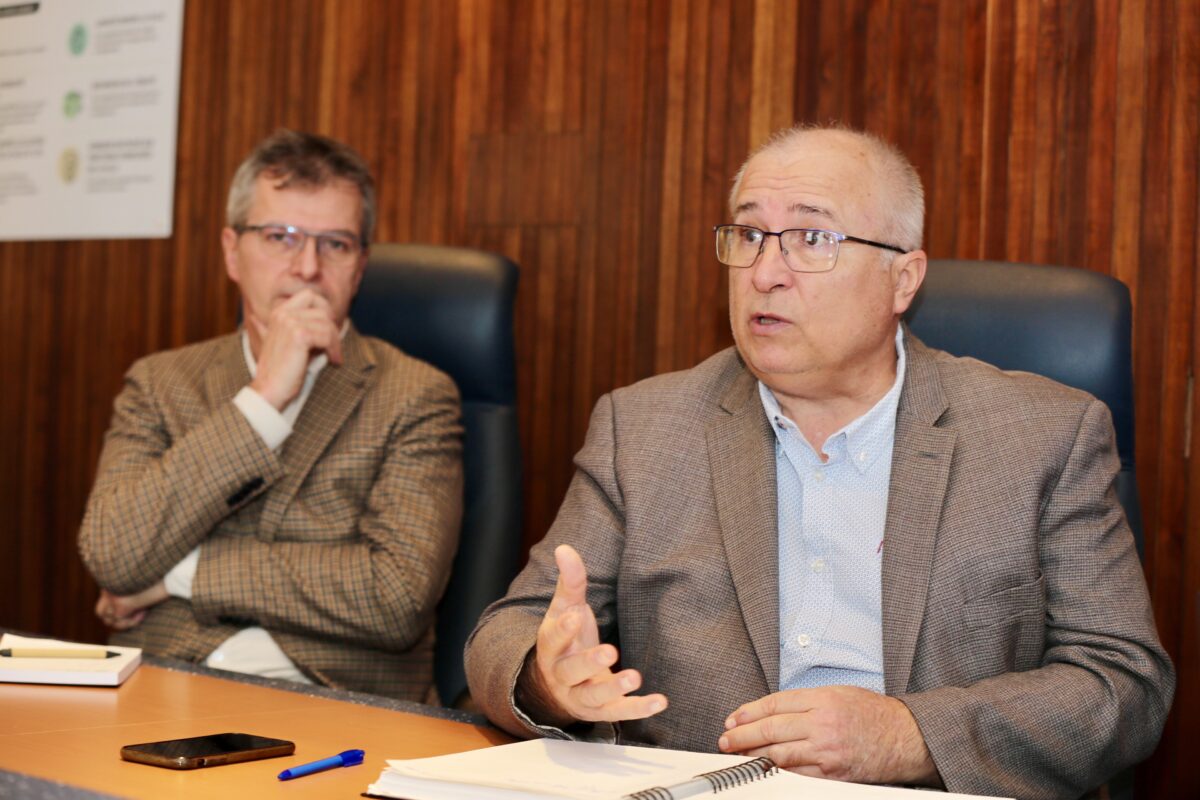 Christian Alarie, chef de projet, et Jocelyn Bazinet, conseiller technique aux infrastructures, tous deux au Service de génie de la Ville de Saint-Hyacinthe, ont présenté les chantiers routiers majeurs à venir pendant la belle saison. Photo Robert Gosselin | Le Courrier ©