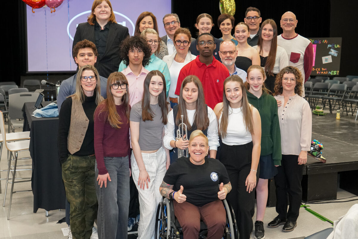 Les invités, élèves et enseignants ayant permis à l’émission de style Tout le monde en parle sur l’amour de prendre forme à l’École secondaire Saint-Joseph. Photo François Larivière | Le Courrier ©