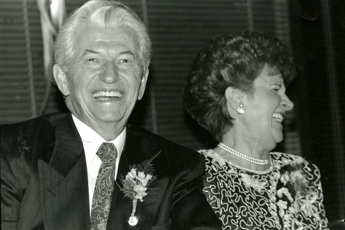 Ludovic Pelletier, maire de Saint-Hyacinthe-le-Confesseur, et son épouse lors d’une fête soulignant les 25 ans de service de M. Pelletier, en février 1992. Photo Centre d’histoire de Saint-Hyacinthe, Fonds CH380 Courrier de Saint-Hyacinthe