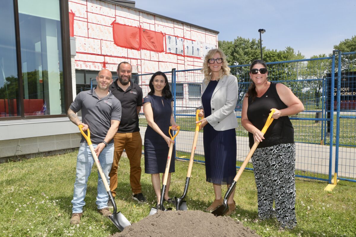 Les associés de Construction Genium, Stéphan Lessard et Stéphane Cardinal, la députée de Saint-Hyacinthe, Chantal Soucy, la directrice générale par intérim du Cégep de Saint-Hyacinthe, Fanie-Claude Brien, et la directrice des ressources matérielles du Cégep, Mélanie Jo Lacerte. Photo Robert Gosselin | Le Courrier ©