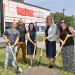 Les associés de Construction Genium, Stéphan Lessard et Stéphane Cardinal, la députée de Saint-Hyacinthe, Chantal Soucy, la directrice générale par intérim du Cégep de Saint-Hyacinthe, Fanie-Claude Brien, et la directrice des ressources matérielles du Cégep, Mélanie Jo Lacerte. Photo Robert Gosselin | Le Courrier ©