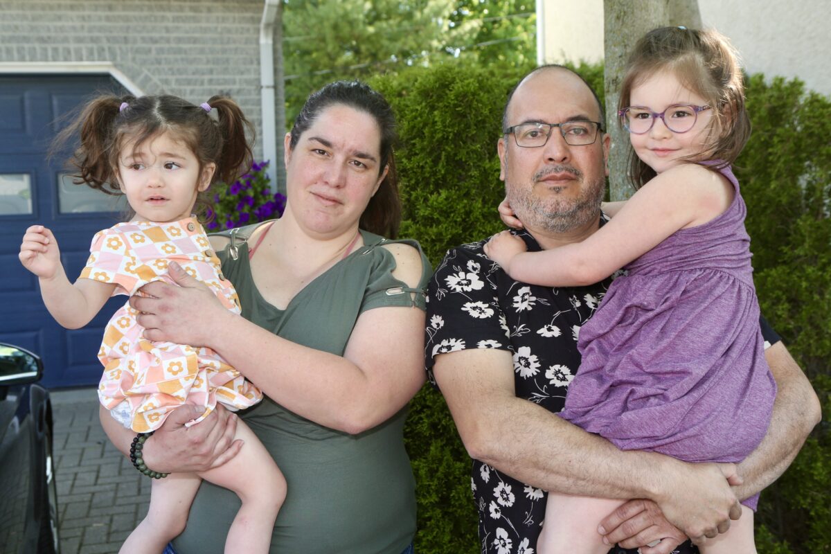 Johny Enrique Rodriguez Valesquez et Marie-Michelle Lampron, ainsi que leurs deux filles, ne seront pas séparés et peuvent entrevoir la suite avec optimisme. Photo Robert Gosselin | Le Courrier ©