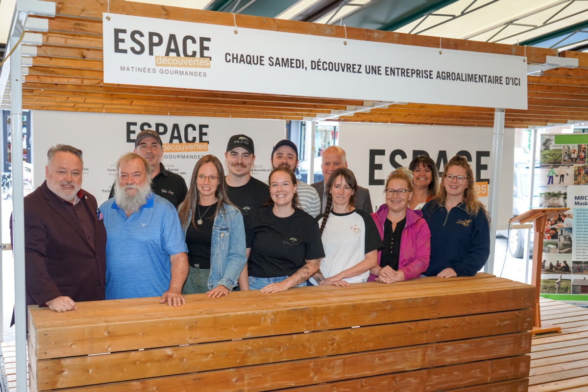 Le nouvel Espace découvertes de la MRC a récemment été inauguré au 1555 Marché public. Des entreprises agroalimentaires y seront présentes tous les samedis jusqu’au 20 septembre. Photo François Larivière | Le Courrier ©