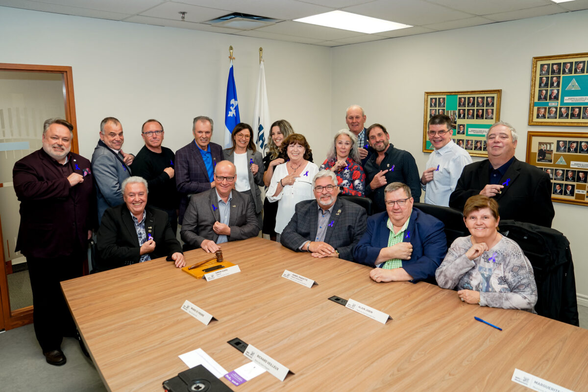 Les membres du conseil de la MRC des Maskoutains arborent le ruban mauve, symbole officiel de la Journée mondiale de lutte contre la maltraitance des personnes aînées. Photo François Larivière