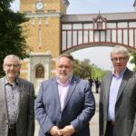 La Porte des anciens maires a été inaugurée en présence de Claude Bernier (maire de Saint-Hyacinthe de 1992 à 2013, André Beauregard (maire de 2021 à aujourd’hui) et Claude Corbeil (maire de 2013 à 2021). Photo Robert Gosselin | Le Courrier ©