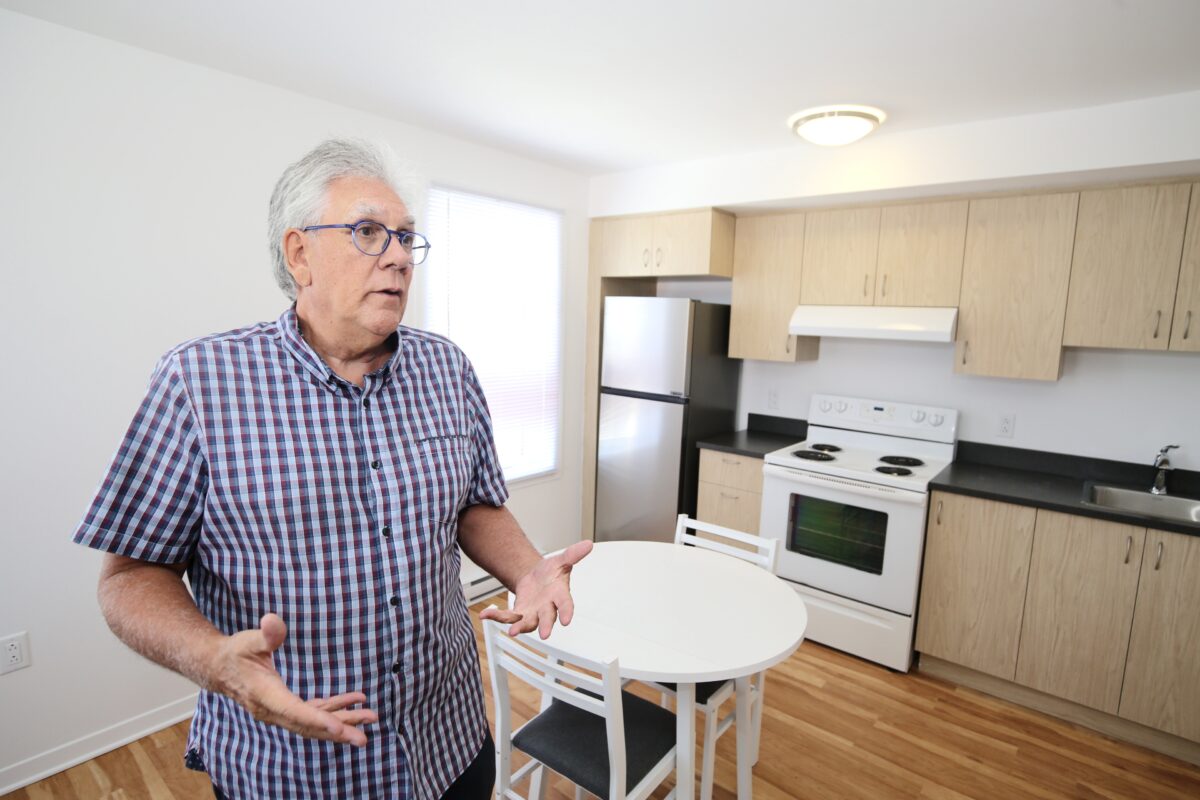 Le directeur général d’Habitations Maska, Jean-Claude Ladouceur, est enthousiaste d’accueillir les premiers locataires du 1400, rue Saint-Antoine. Photo Robert Gosselin | Le Courrier ©