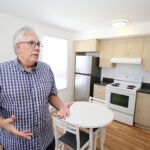 Le directeur général d’Habitations Maska, Jean-Claude Ladouceur, est enthousiaste d’accueillir les premiers locataires du 1400, rue Saint-Antoine. Photo Robert Gosselin | Le Courrier ©