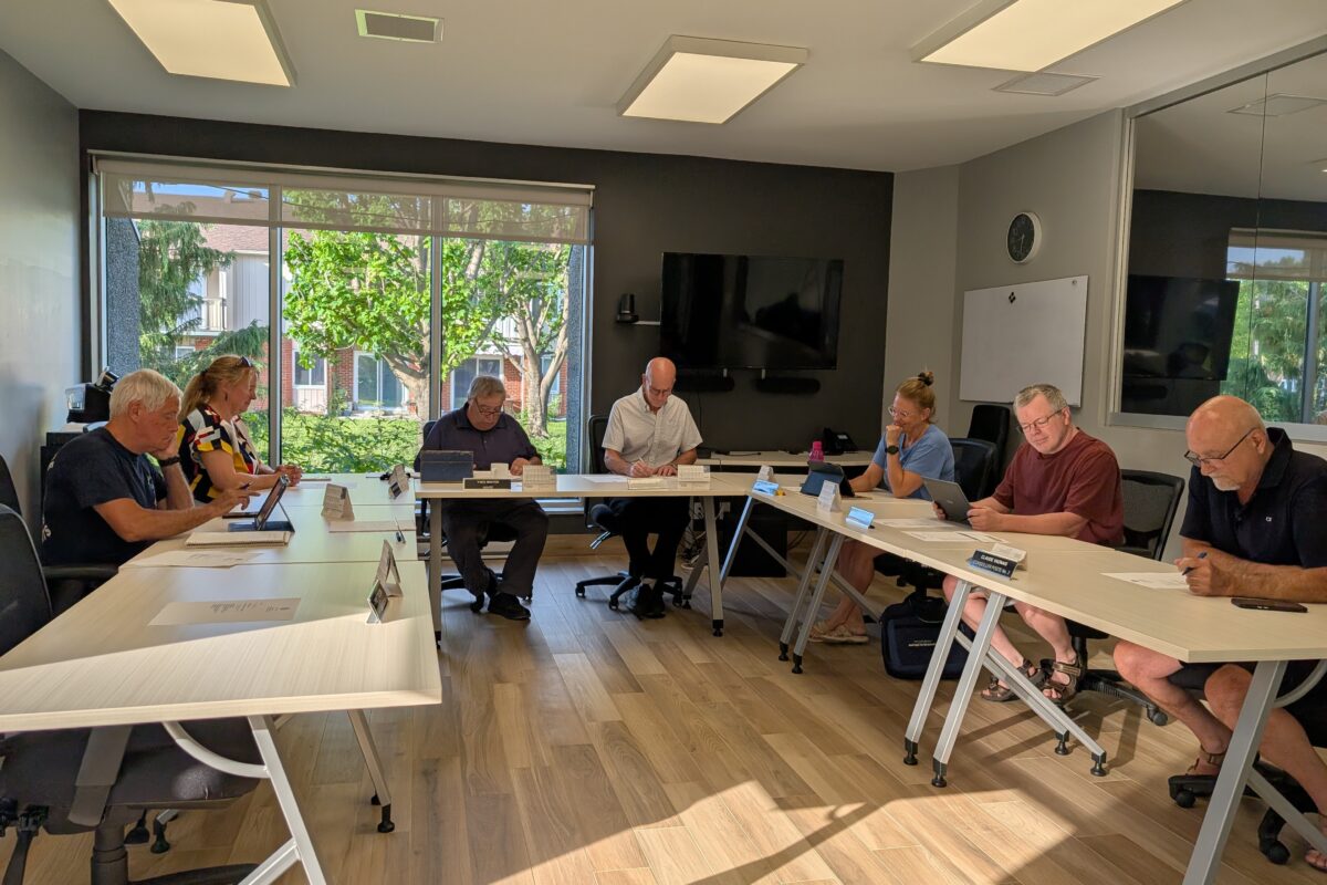 Le 5 juin, le conseil municipal de Saint-Liboire s’est réuni en session extraordinaire pour suspendre avec salaire son directeur général. Photo Adam Bolestridge | Le Courrier ©