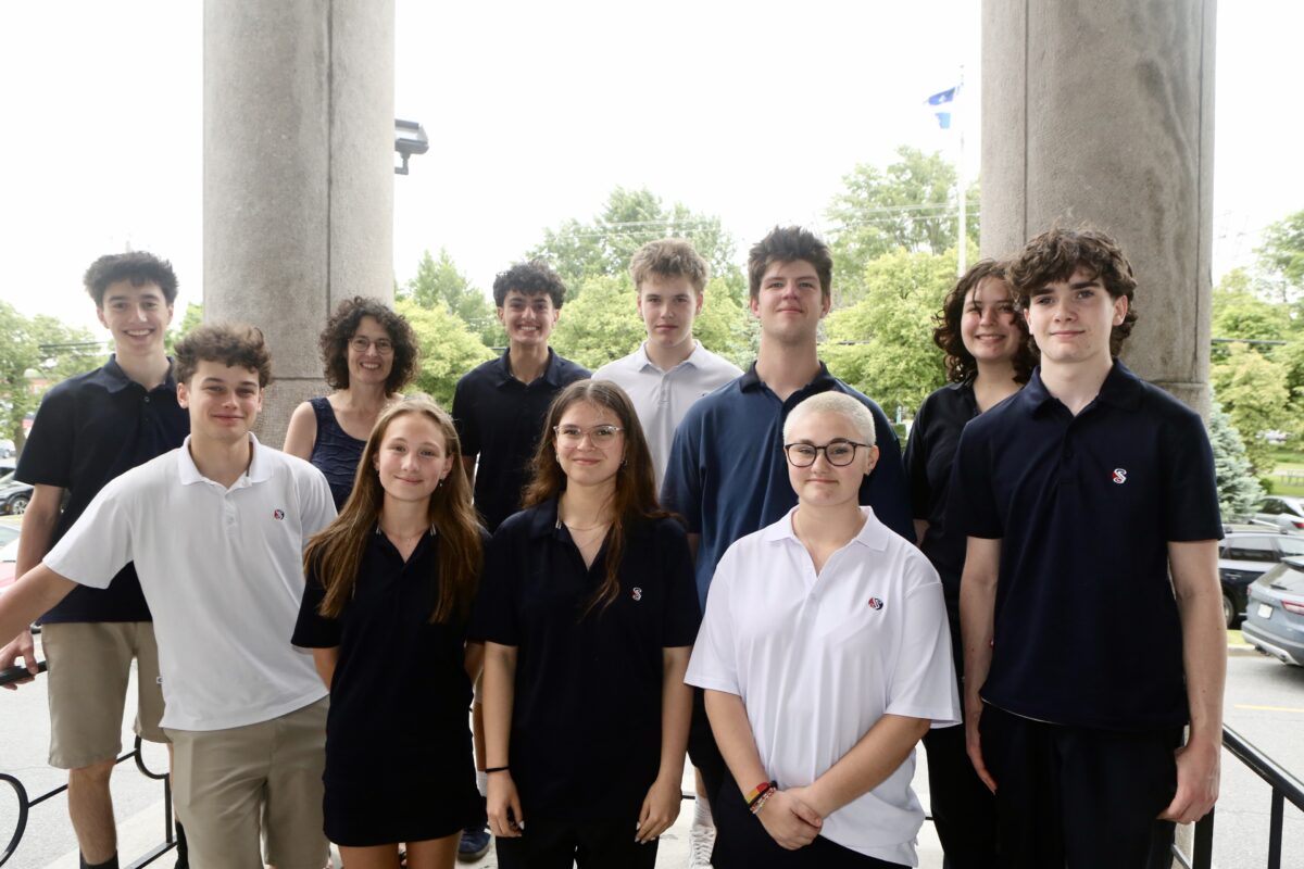Les dix élèves de l’École secondaire Saint-Joseph dont les textes ont été retenus par le concours Jamais Trop Tôt en compagnie de l’enseignante de français Michèle Lemelin. Photo Robert Gosselin | Le Courrier ©
