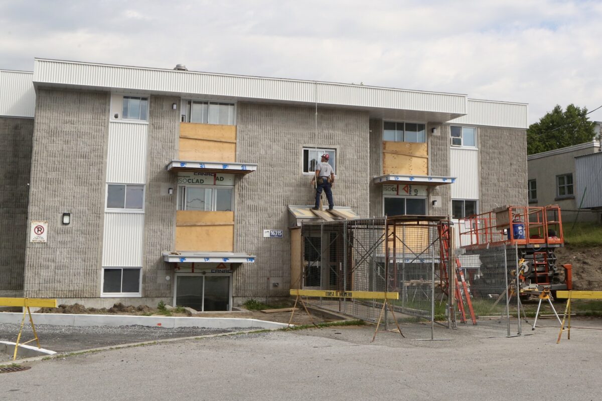 L’OHMA effectue des travaux majeurs à son immeuble situé sur l’avenue Savoie à Saint-Hyacinthe. Photo Robert Gosselin | Le Courrier ©