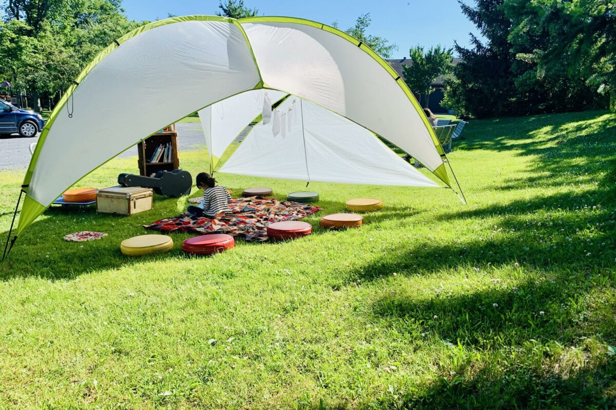 L’activité Ma tente à lire sera de retour dans des parcs et lieux publics de la Ville de Saint-Hyacinthe, les mardis et jeudis de juillet et août. Photo gracieuseté