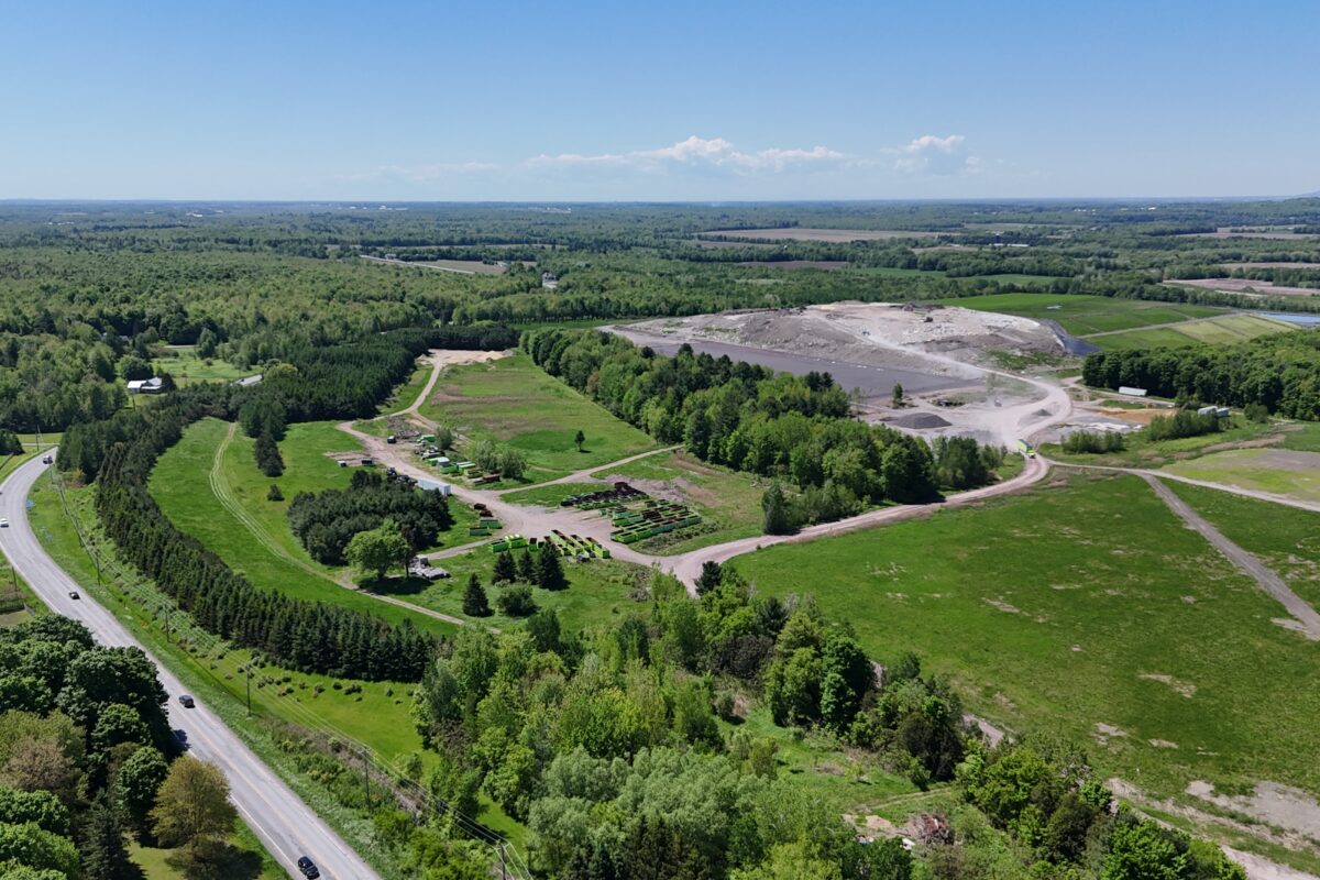 Le site d’enfouissement Matrec de Sainte-Cécile-de-Milton est sous le feu des projecteurs depuis plusieurs années en raison des fortes odeurs qu’il dégage et des dangers pour la nappe phréatique environnante. Photo Robert Gosselin | Le Courrier ©