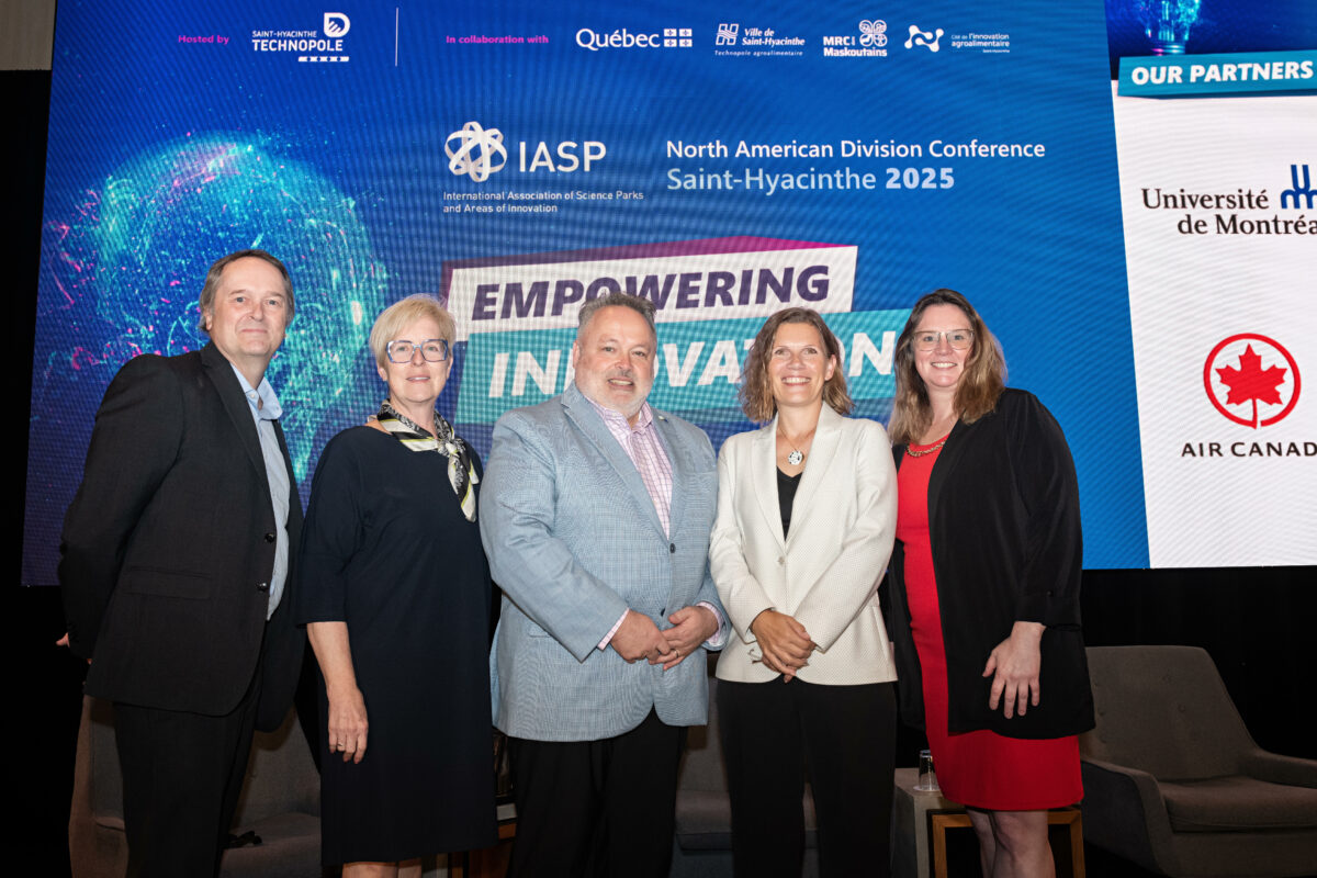 De gauche à droite, Carl Viel, président de la division nord-américaine de l’IASP, Lyne-Mireille Leduc, présidente de Saint-Hyacinthe Technopole, André Beauregard, maire de Saint-Hyacinthe, Ebba Lund, présidente-directrice générale de l’IASP, et Karine Guilbault, directrice générale de Saint-Hyacinthe Technopole. Photo Patrick Roger