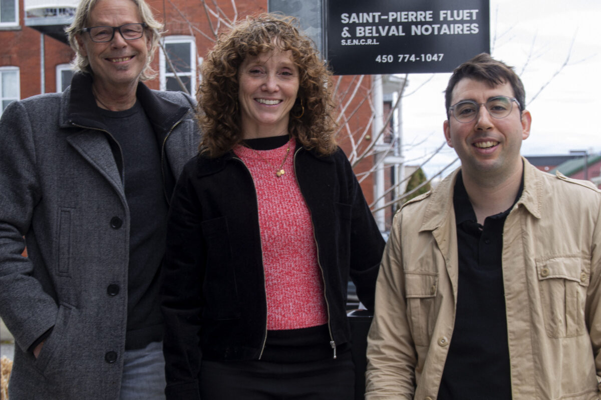L’étude notariale Saint-Pierre Fluet et Belval (SFB) Notaires, installée à Saint-Hyacinthe et à Acton Vale, a récemment fait l’acquisition du greffe de Me Christian Daviau, dont les bureaux sont situés à Upton et à Roxton Pond. Sur la photo, de gauche à droite, Me Christian Daviau, Me Cynthia Fluet et Me Maxime Belval. Photo Camila Frenière-Gaviño | Le Courrier ©