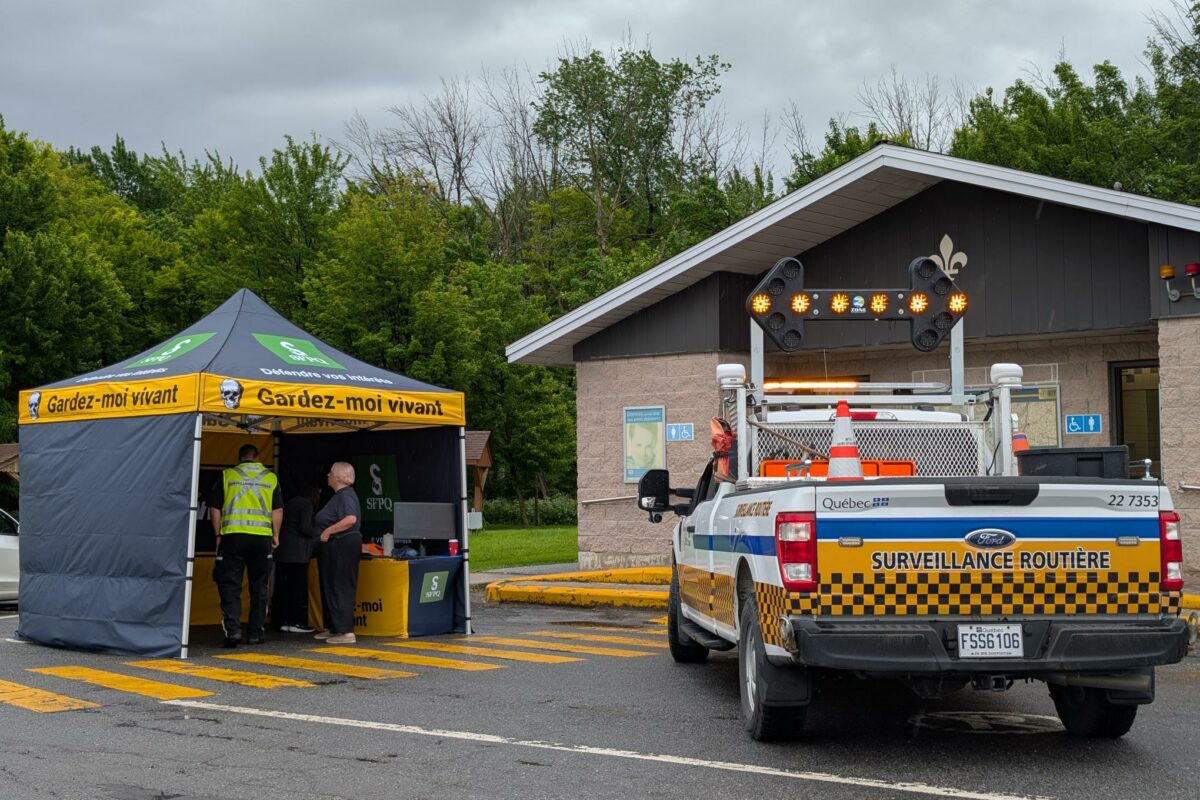 Une activité de sensibilisation à la sécurité des travailleurs routiers a eu lieu récemment à la halte routière des Hurons à Sainte-Marie-Madeleine. Photo gracieuseté