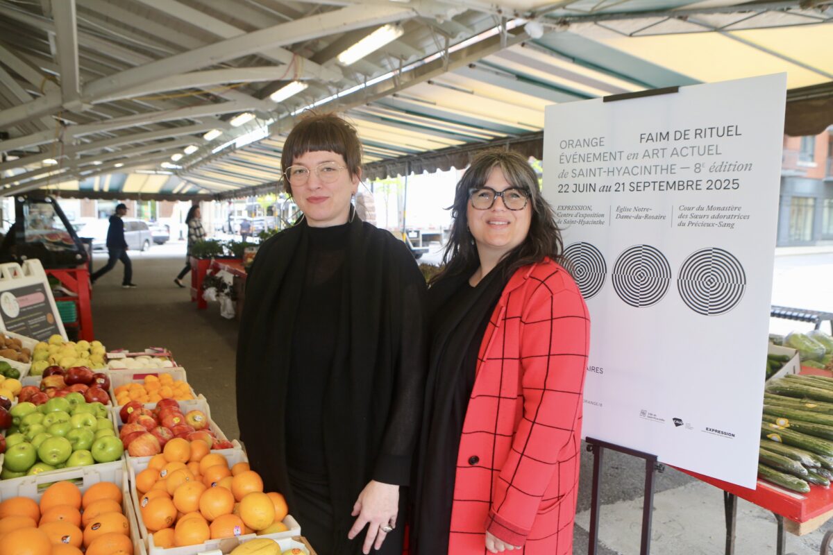 Mené par le duo de commissaires formé de Roxane Chamberland et de Véronique Grenier, ORANGE, l’événement d’art actuel de Saint-Hyacinthe, explorera de nouveaux lieux pour sa 8e édition, dont la cour du monastère des Sœurs adoratrices du Précieux-Sang. Photo Robert Gosselin | Le Courrier ©