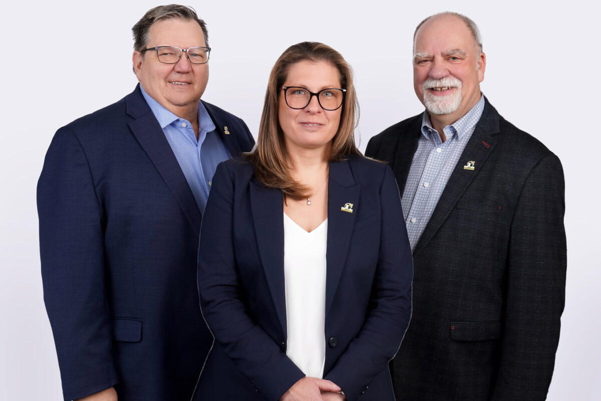 La nouvelle directrice générale de la Régie intermunicipale d’Acton et des Maskoutains, Mélanie Paquin, entourée du président, Alain Jobin, et de son prédécesseur, Réjean Pion. Photo gracieuseté