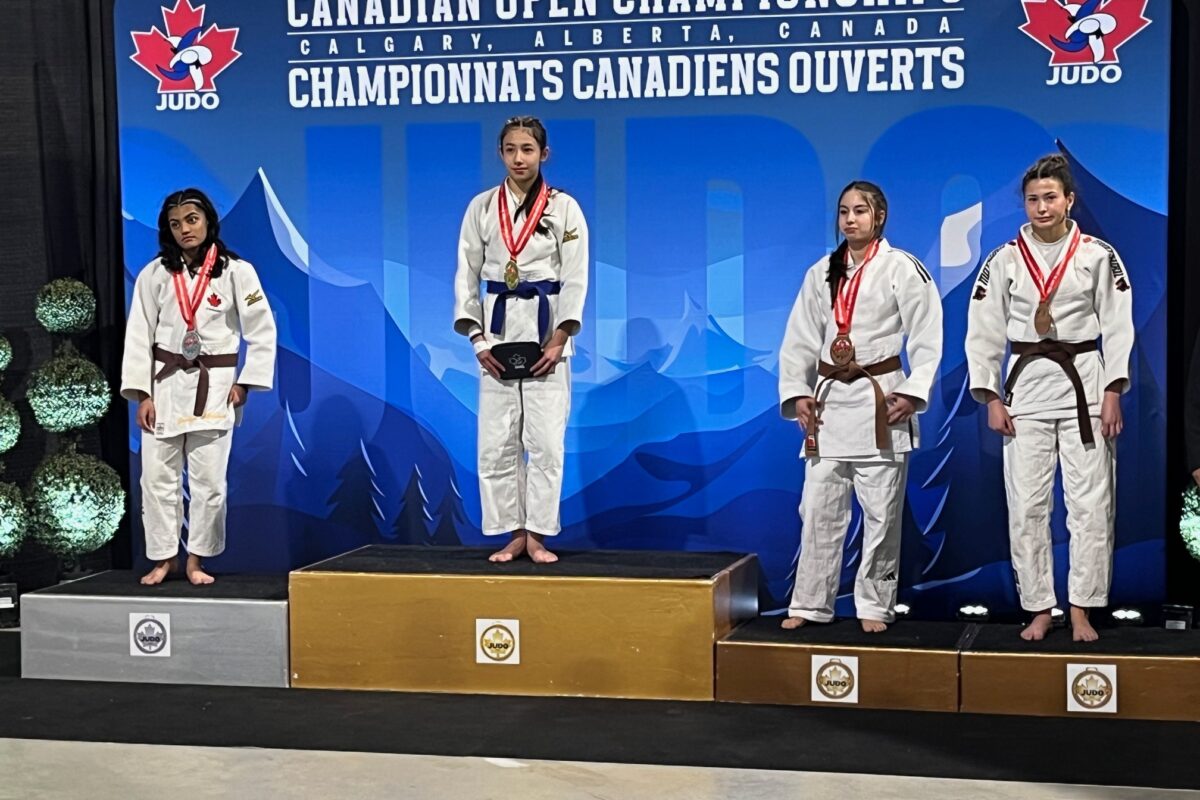 La judokate Dalia Benhamou (deuxième à partir de la droite) a multiplié les podiums cette saison, incluant au championnat canadien. Photo gracieuseté