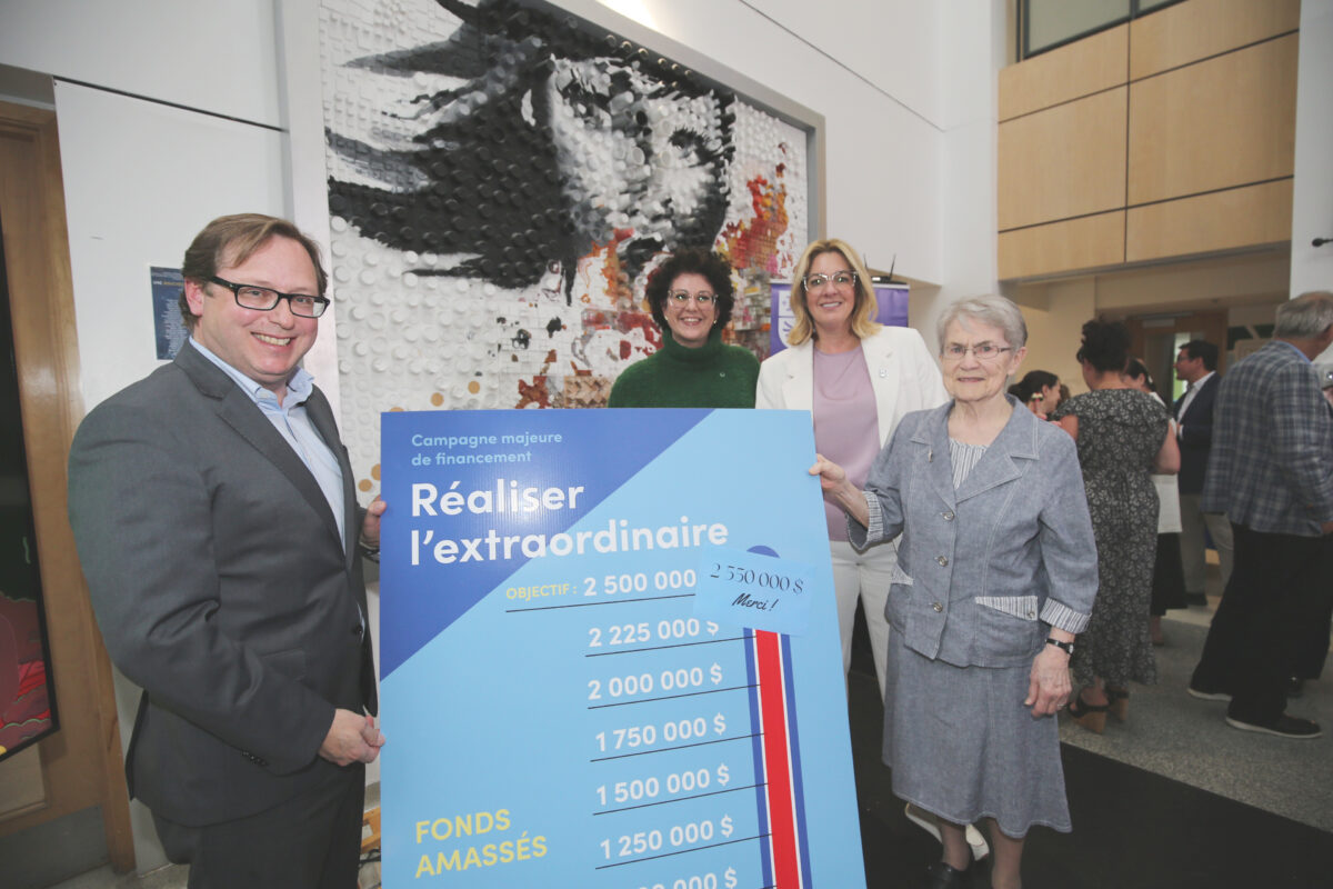 Benoit Chartier, président-directeur général de DBC Communications et président du cabinet de campagne, Anne-Marie Saint-Germain, présidente du CA de la Caisse Desjardins de la Région de Saint-Hyacinthe, Karine Gamache, directrice générale du Collège Saint-Maurice, et Sœur Édith Lavoie, des Sœurs de la Présentation de Marie. Photo Robert Gosselin | Le Courrier ©