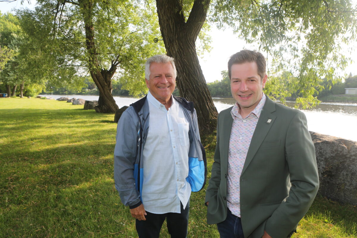 Les conseillers municipaux David-Olivier Huard et Bernard Barré militent pour la construction d’un cinquième pont qui prendra forme au bout du boulevard Casavant Ouest. Photo Robert Gosselin | Le Courrier ©
