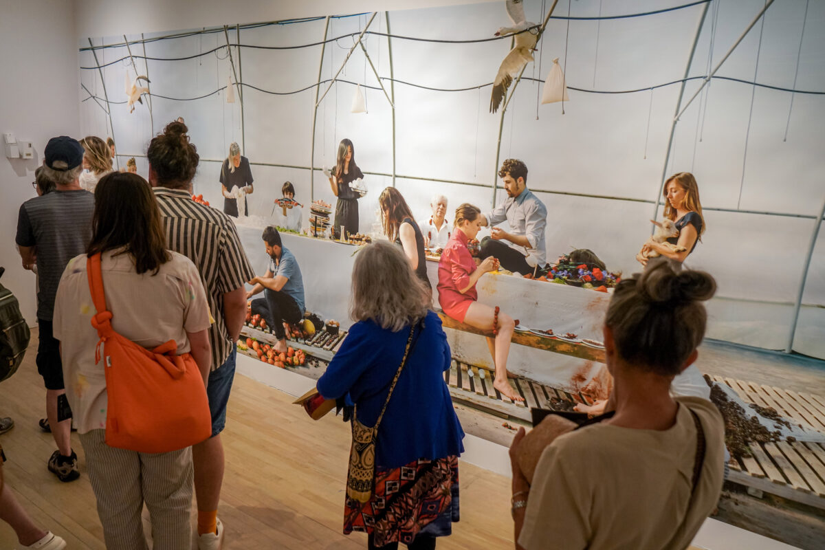 L’imposante œuvre de Jacynthe Carrier, une fresque photographique appelée « Pièces montées, 2014-2025 », habille tout un pan de mur à Expression. Photo François Larivière | Le Courrier ©