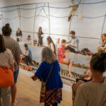 L’imposante œuvre de Jacynthe Carrier, une fresque photographique appelée « Pièces montées, 2014-2025 », habille tout un pan de mur à Expression. Photo François Larivière | Le Courrier ©