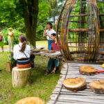 L’artiste en land art André Boisvert se cache derrière cette œuvre invitante appelée « Vivre à table » qui se trouve dans la cour du monastère des Sœurs adoratrices du Précieux-Sang. Photo François Larivière | Le Courrier ©