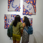 Cette œuvre d’Agathe Dessaux exposée à Expression combine des pièces de tissu avec des morceaux de céramique. Photo François Larivière | Le Courrier ©