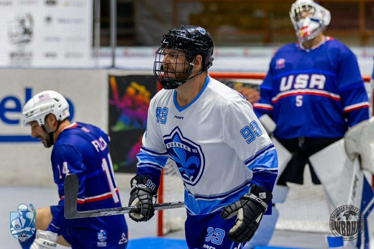 Steve Labossière à l’œuvre au Championnat du monde de dek hockey 3 contre 3 avec Équipe Québec dans la catégorie 35 ans et plus. Photo gracieuseté