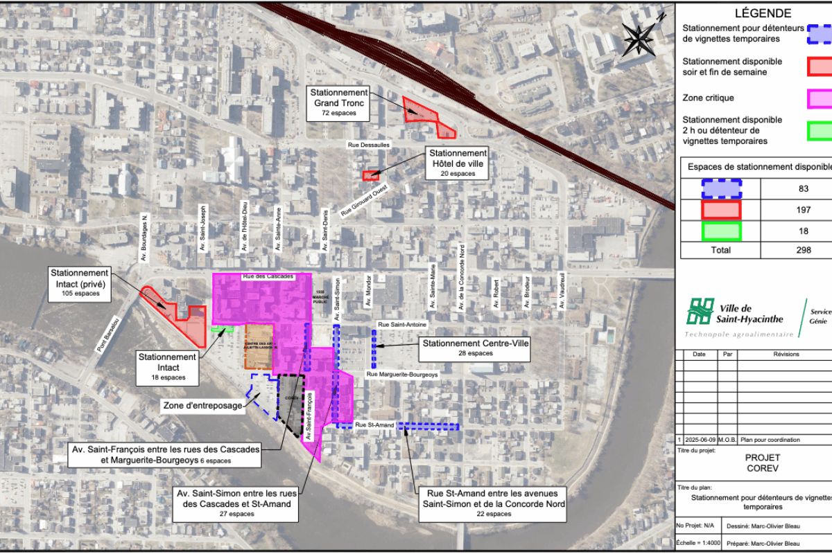 Un total de 83 places de stationnement situées sur les tronçons de rue en bleu seront réservées aux détenteurs de vignettes temporaires résidant dans la zone critique, en rose. Photo gracieuseté
