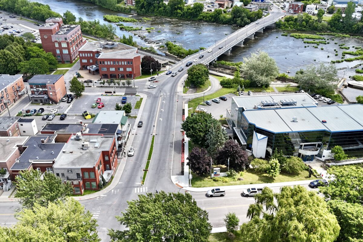 Saint-Hyacinthe commencera un important chantier le 4 août pour réaménager l’intersection de l’avenue Bourdages Nord et de la rue Girouard Ouest. Photo Robert Gosselin | Le Courrier ©