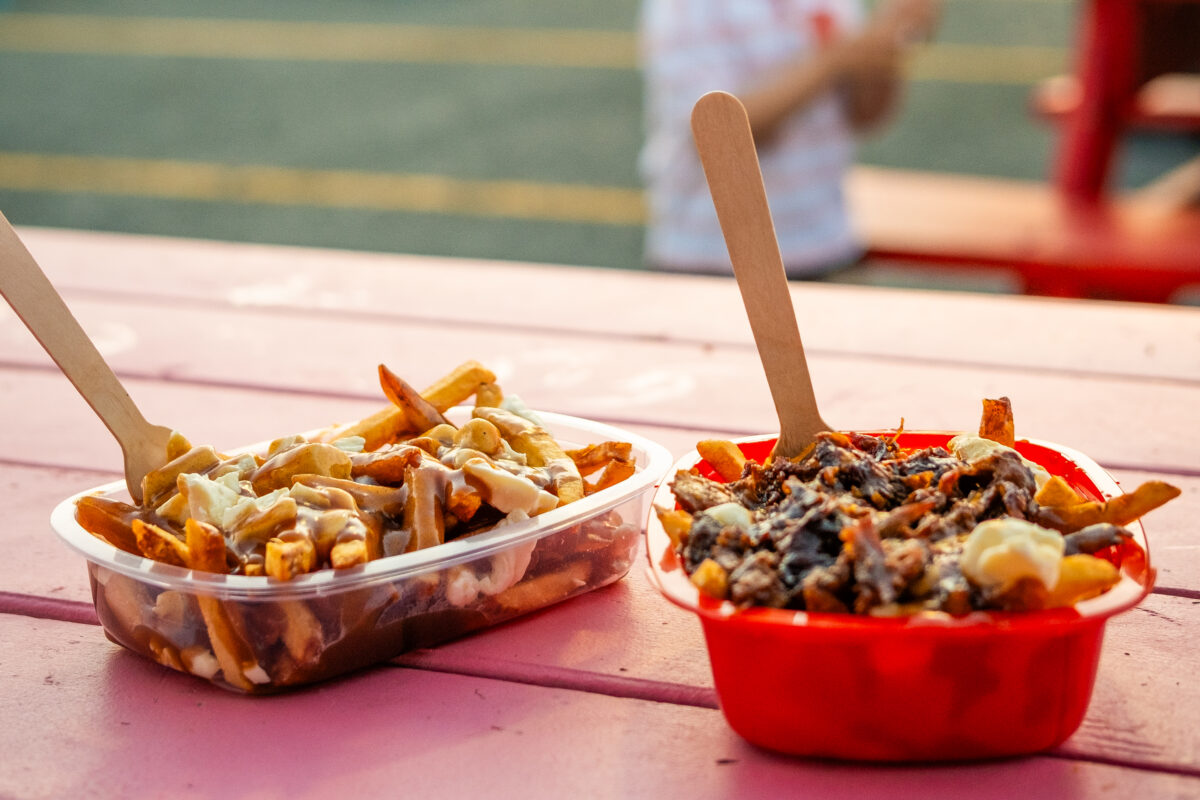 Le Grand PoutineFest sera de passage à Saint-Hyacinthe du 7 au 10 août avec un nouveau concept de soupers-spectacles. Photo gracieuseté