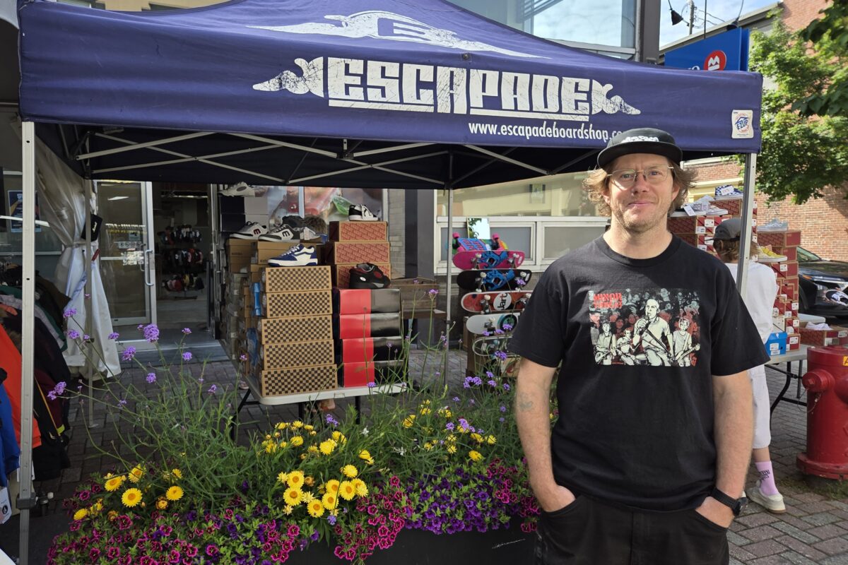 Le propriétaire de la boutique de vêtements Escapade Boardshop, Jonathan Ménard, est si enthousiaste de renouer avec le centre-ville qu’il a installé un kiosque devant son futur local le temps de la vente trottoir. Le déménagement officiel devrait avoir lieu à la fin septembre. Photo Annie Blanchette | Le Courrier ©