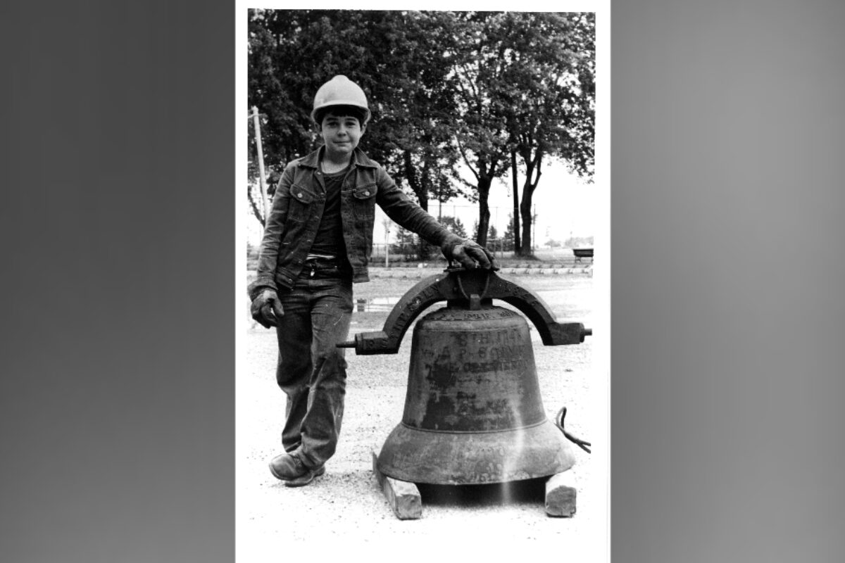 En 1977, Benoit Vanier pose avec la cloche de l’église Notre-Dame-du-Rosaire, la plus vieille cloche de Saint-Hyacinthe fondue par Pierre Soly en 1846. Photo Centre d’histoire de Saint-Hyacinthe, Fonds CH479 Histoire religieuse, civile et politique
